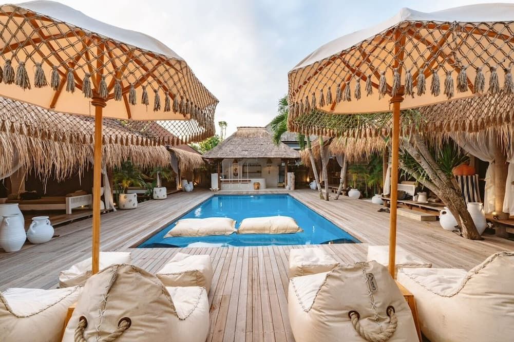 حوض السباحة