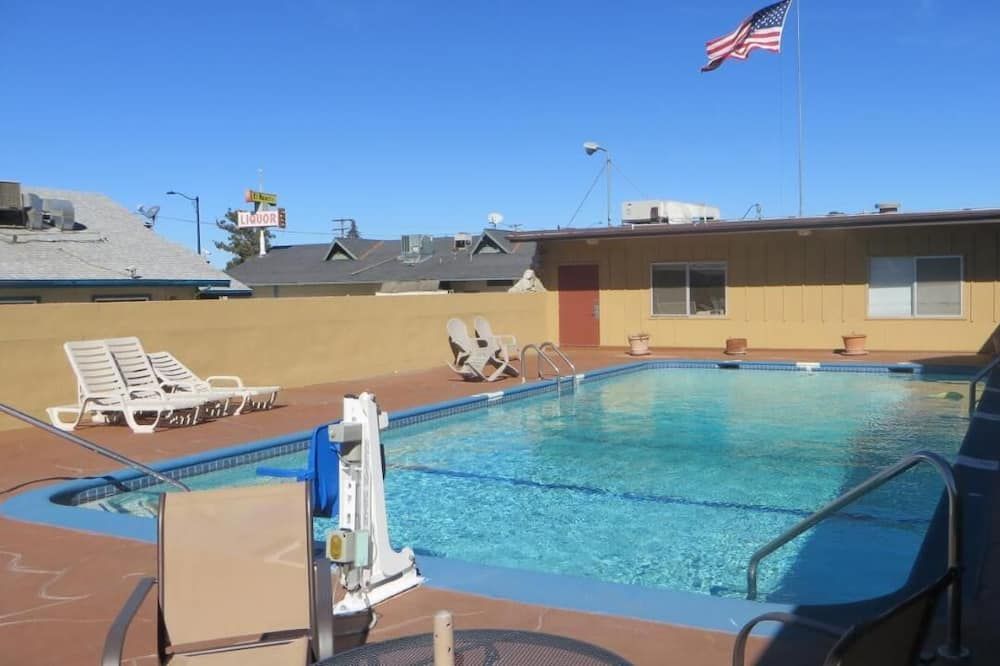 حوض السباحة