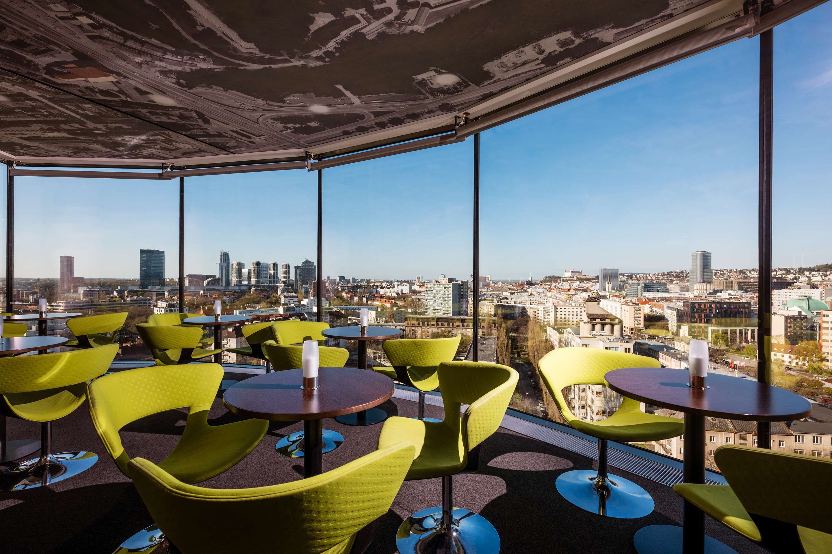 حوض السباحة