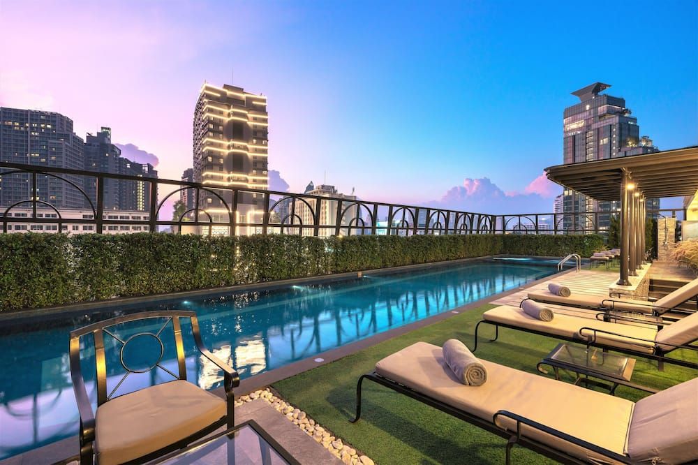 حوض السباحة