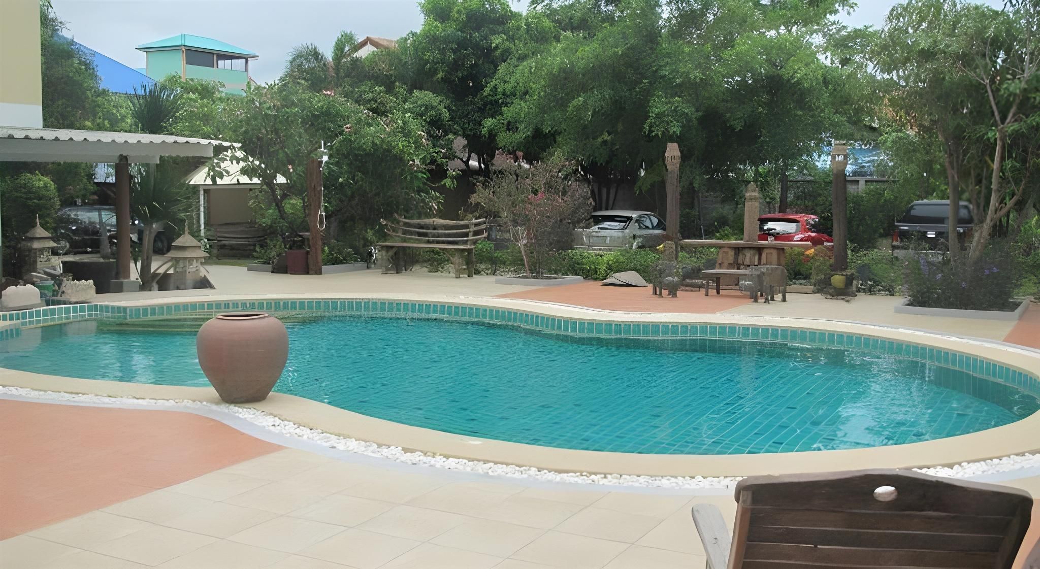 حوض السباحة