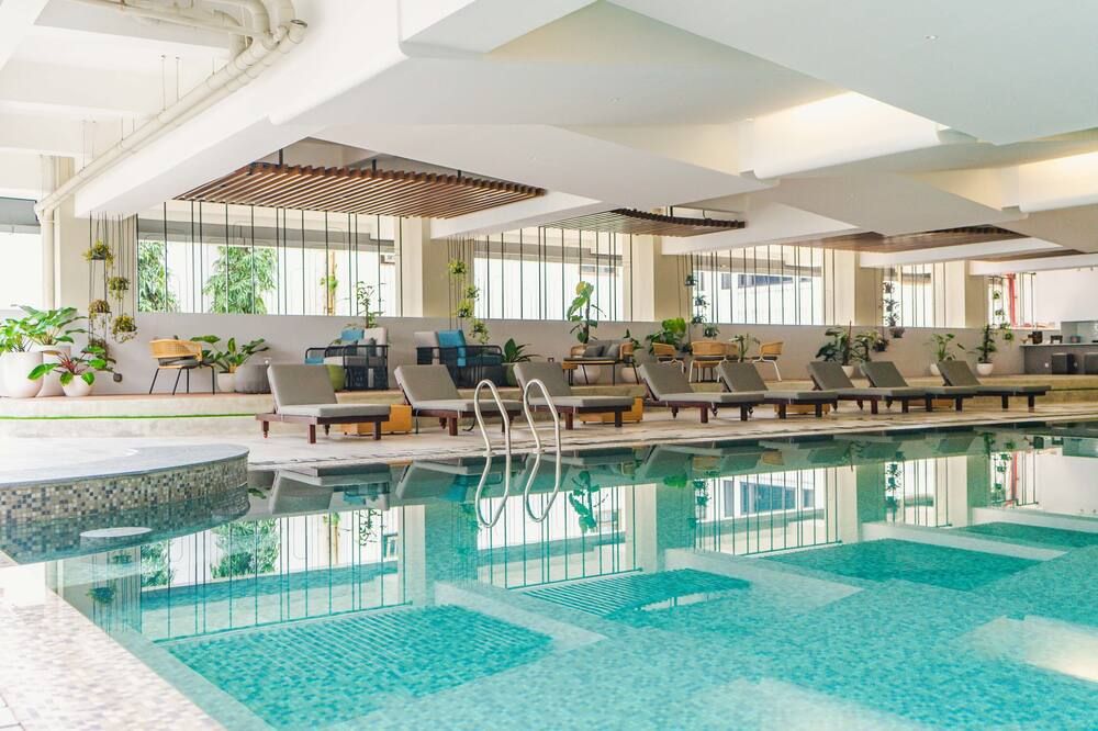 حوض السباحة