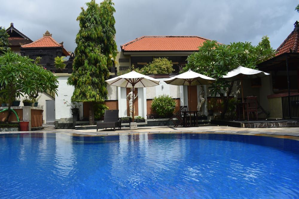 حوض السباحة