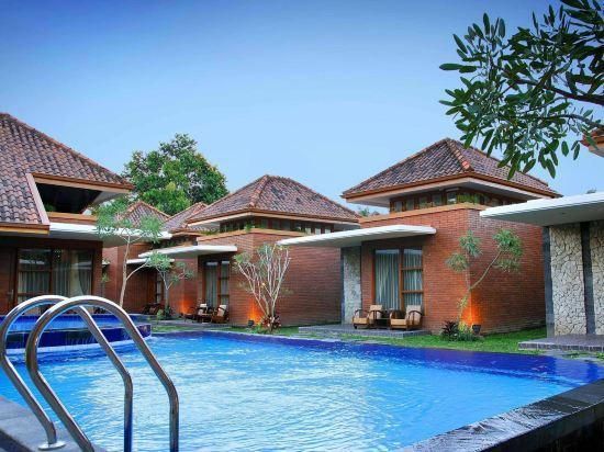 حوض السباحة