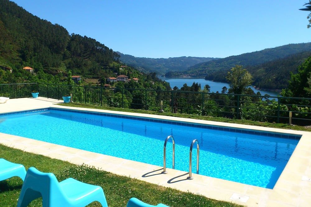 حوض السباحة