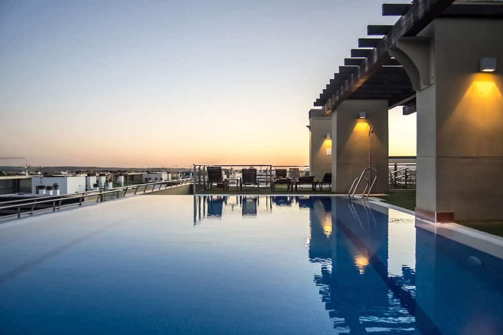 حوض السباحة