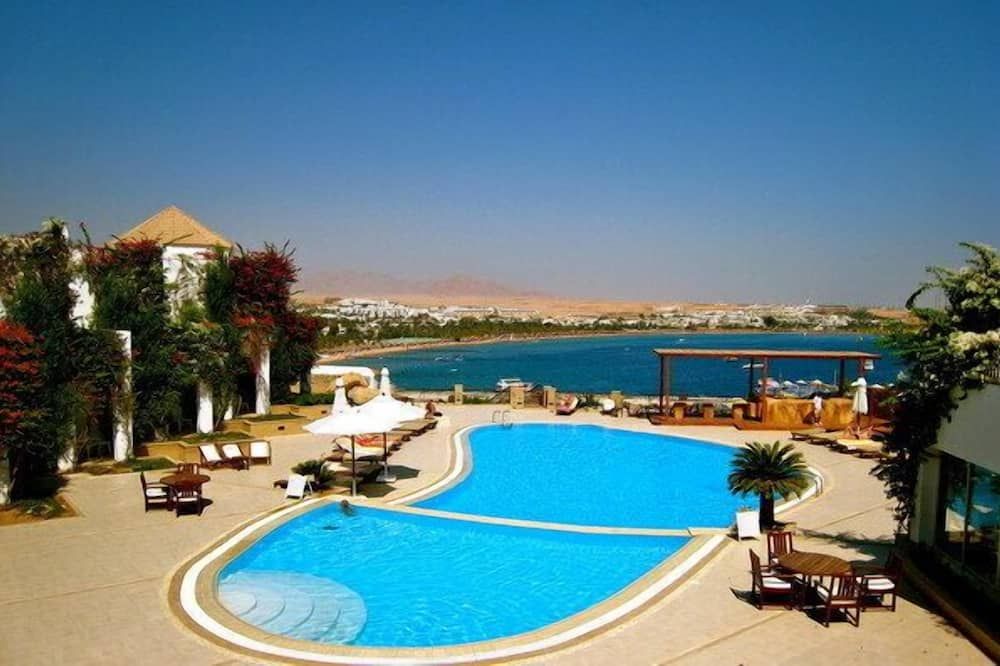 حوض السباحة