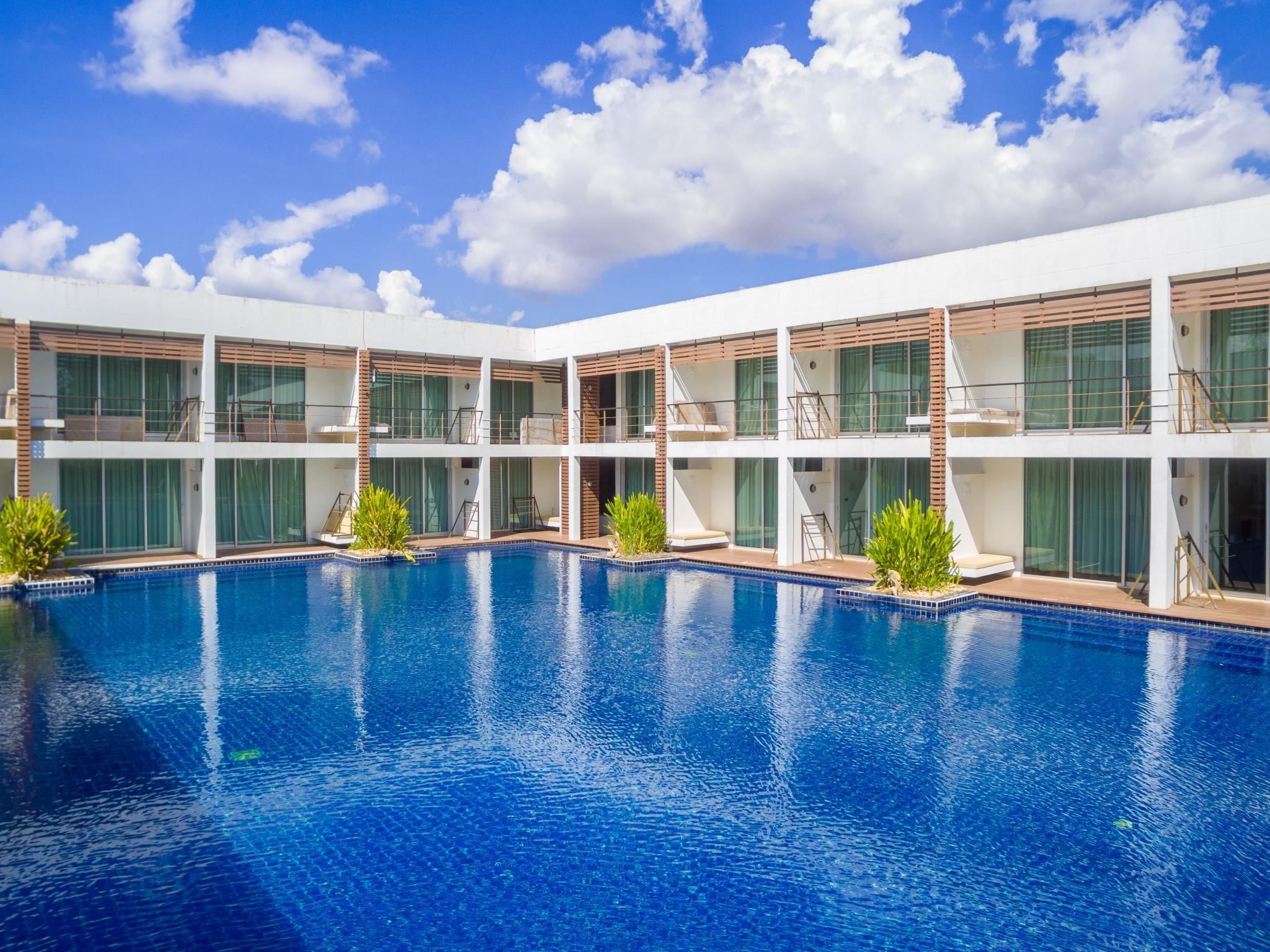 حوض السباحة