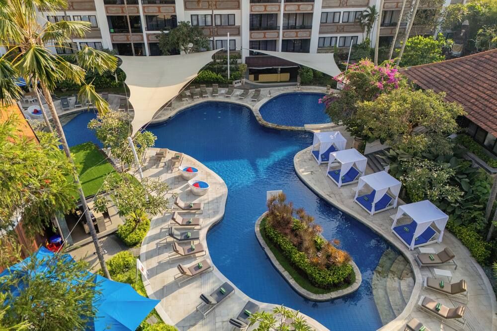 حوض السباحة