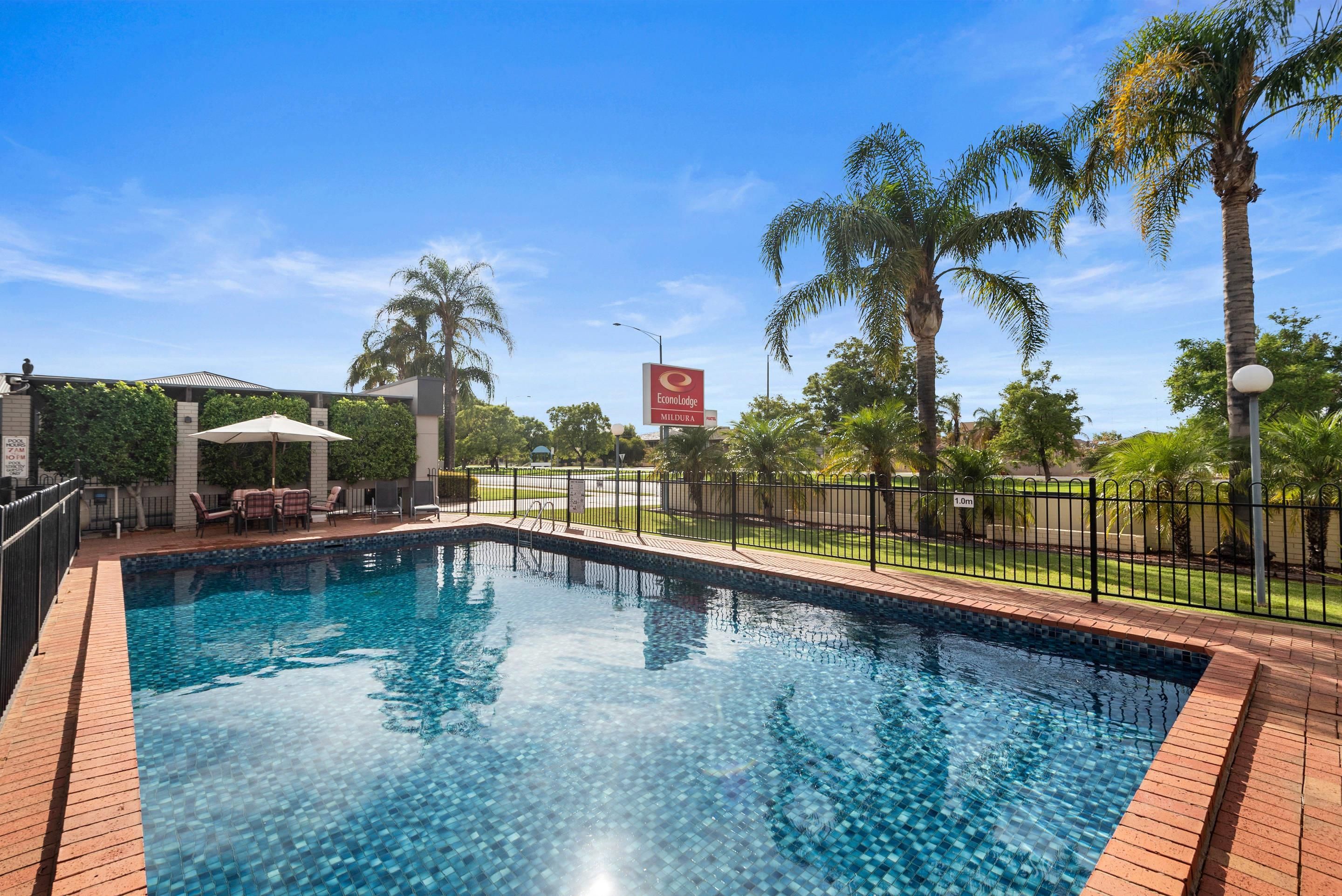 حوض السباحة