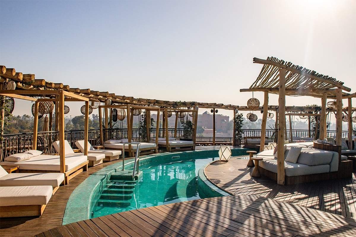 حوض السباحة