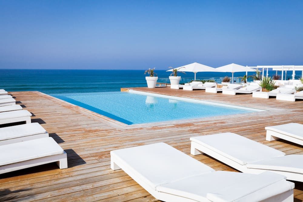 حوض السباحة