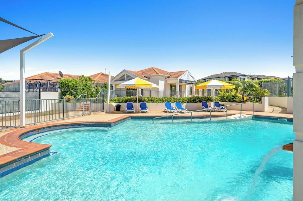 حوض السباحة