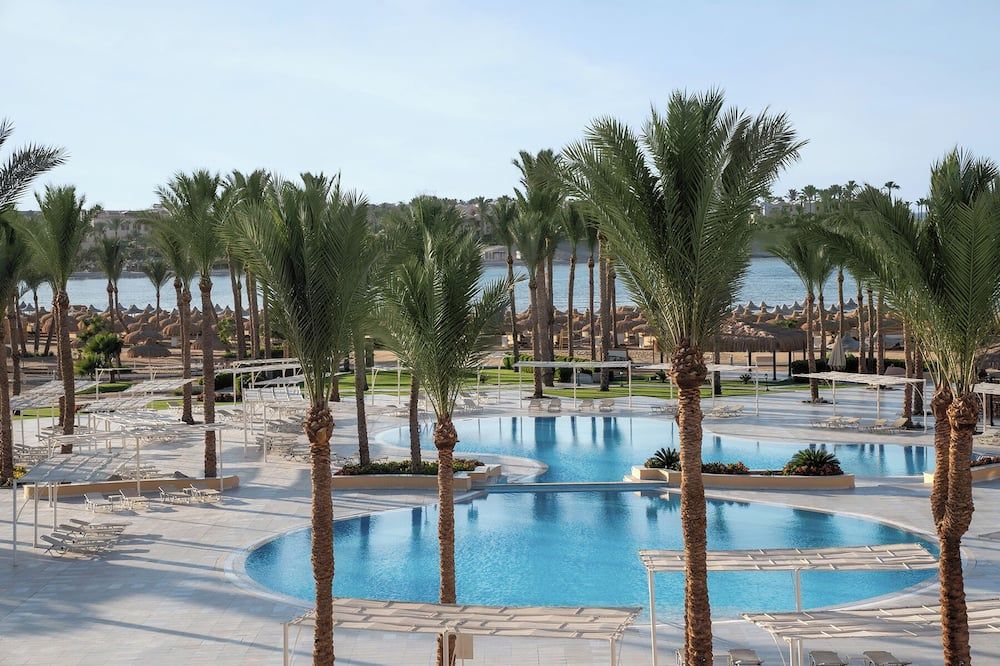 حوض السباحة