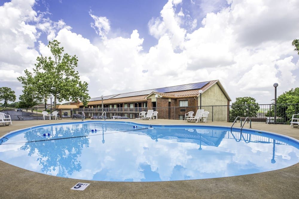 حوض السباحة