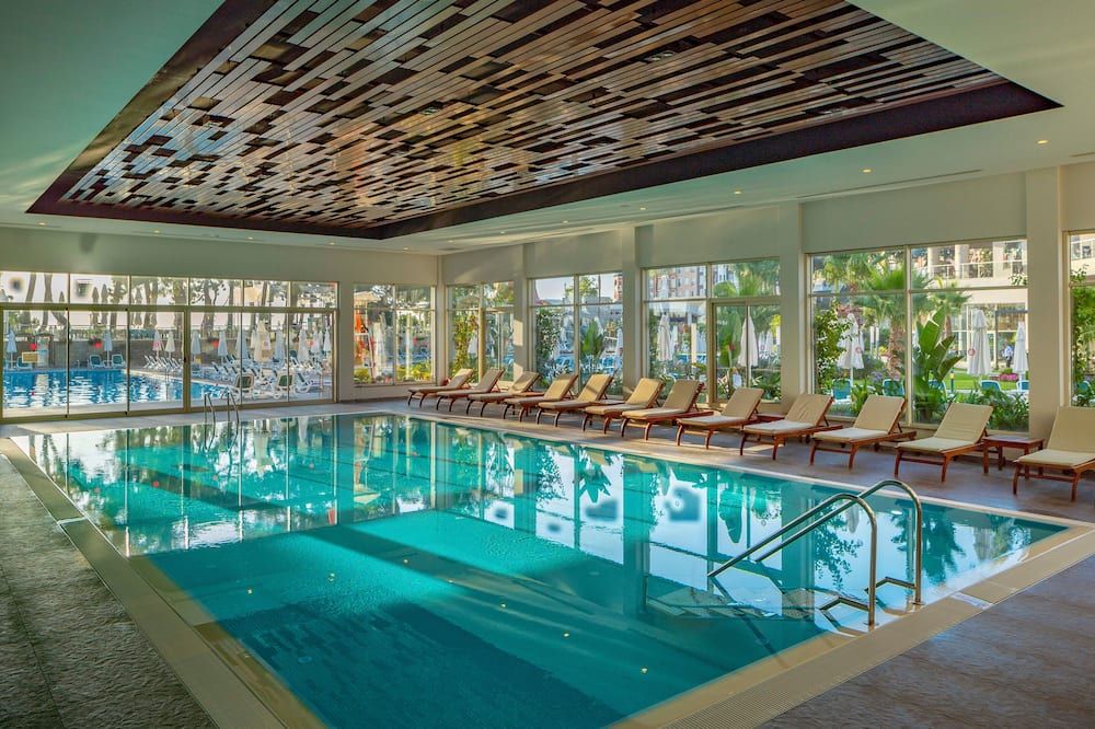 حوض السباحة