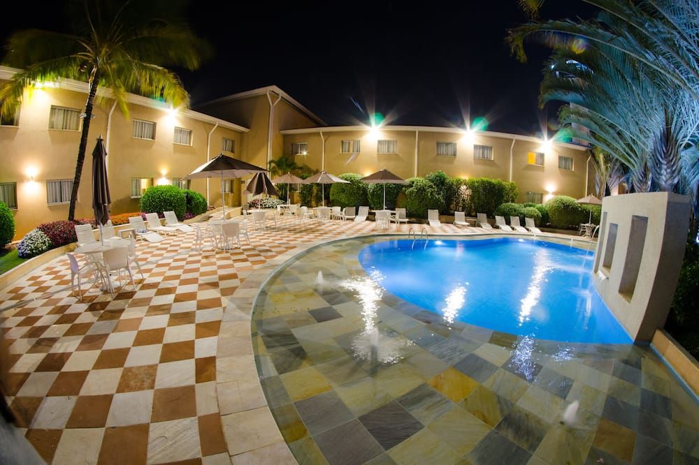 حوض السباحة