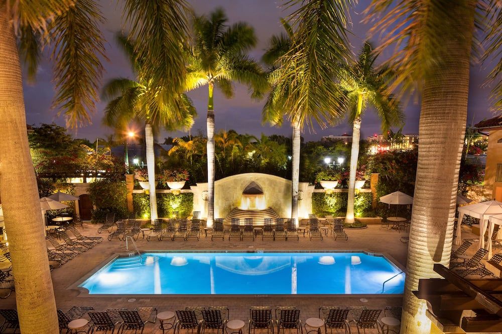 حوض السباحة