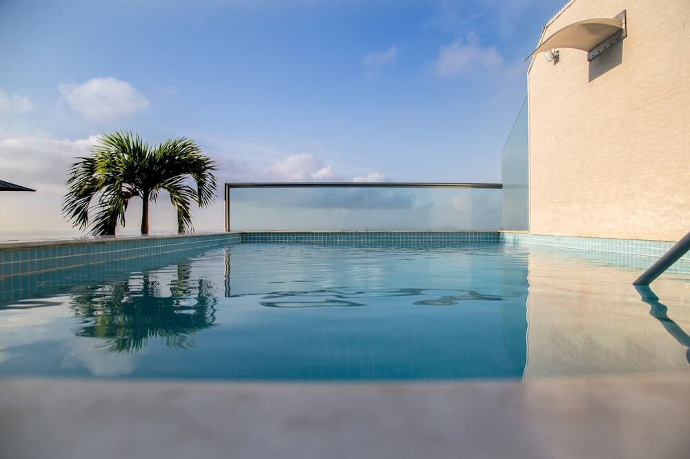 حوض السباحة