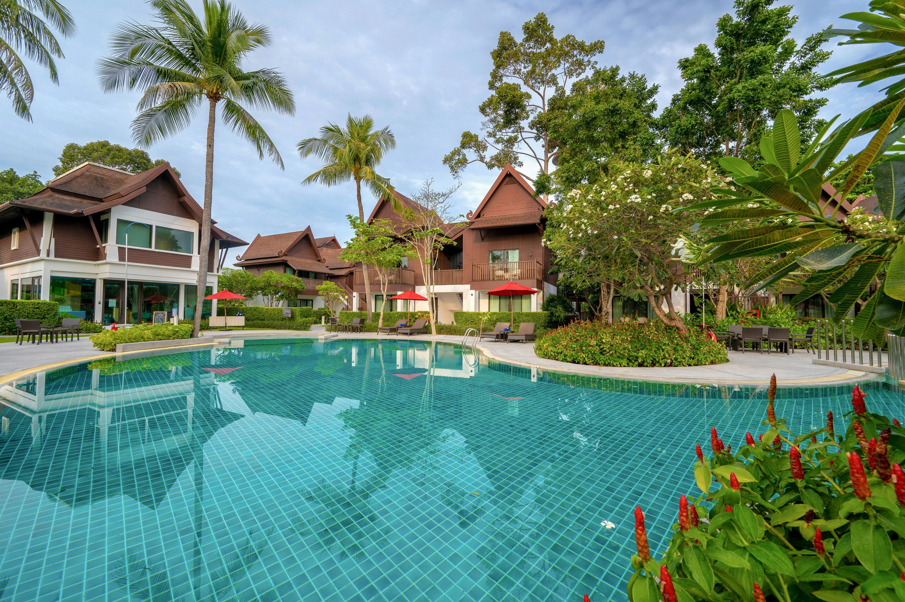 حوض السباحة