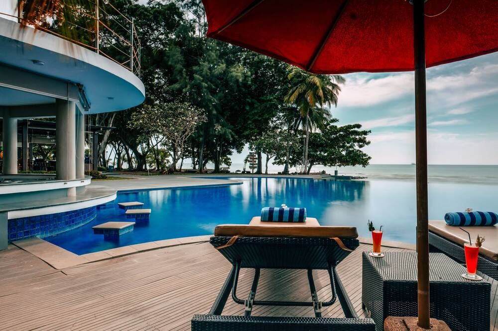 حوض السباحة