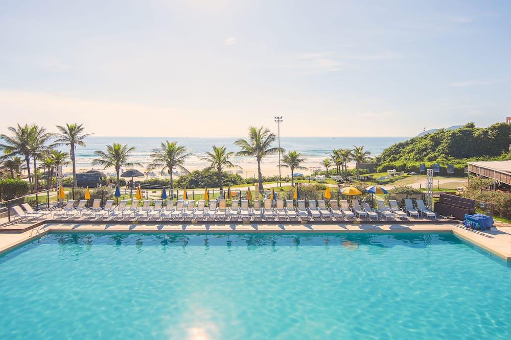 حوض السباحة