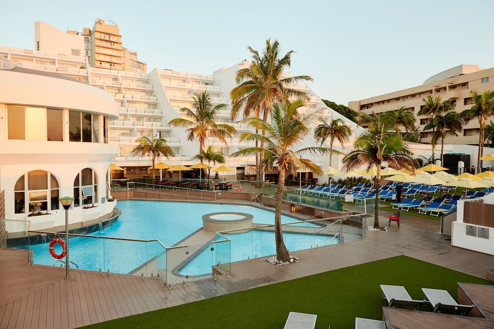 حوض السباحة