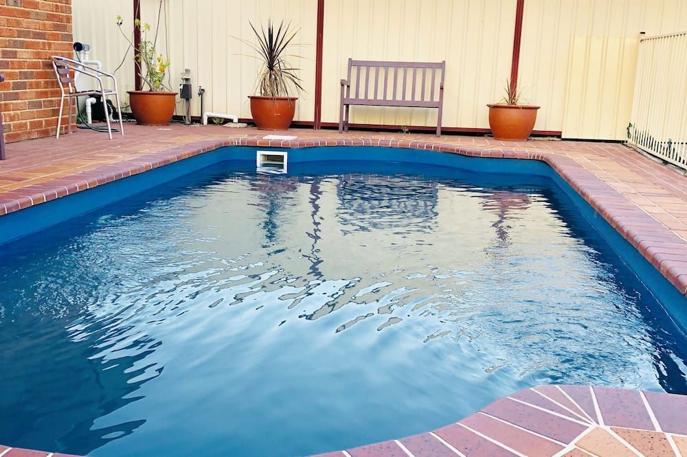 حوض السباحة