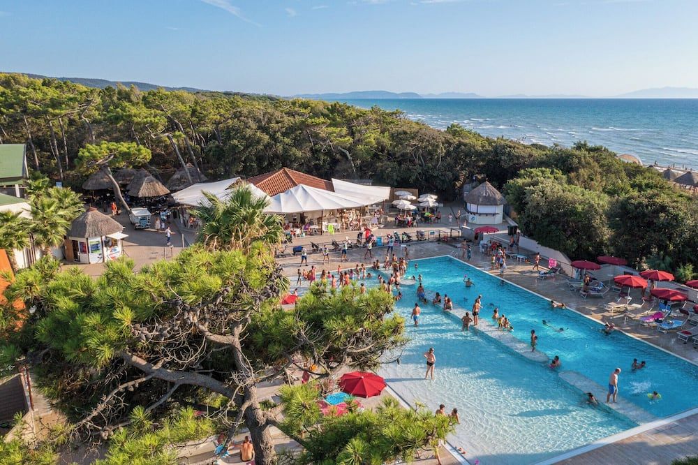 حوض السباحة