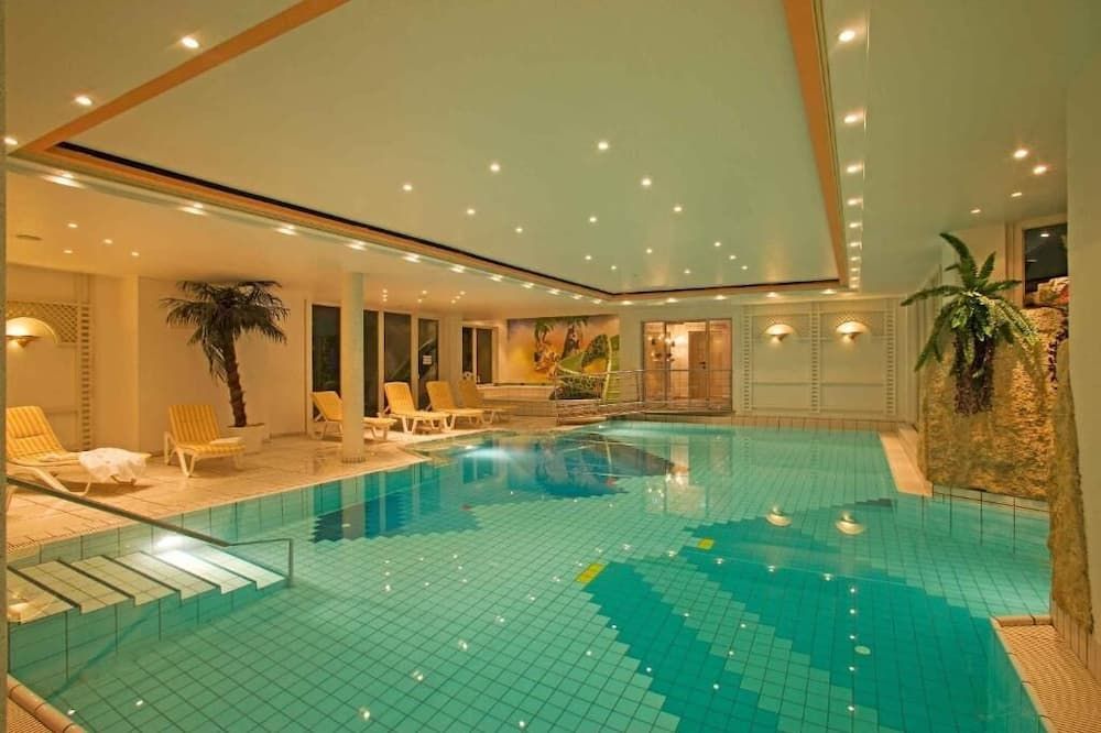 حوض السباحة