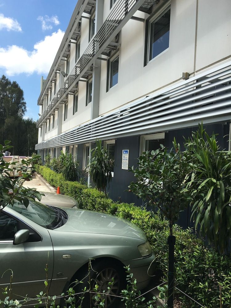 موقف سيارات