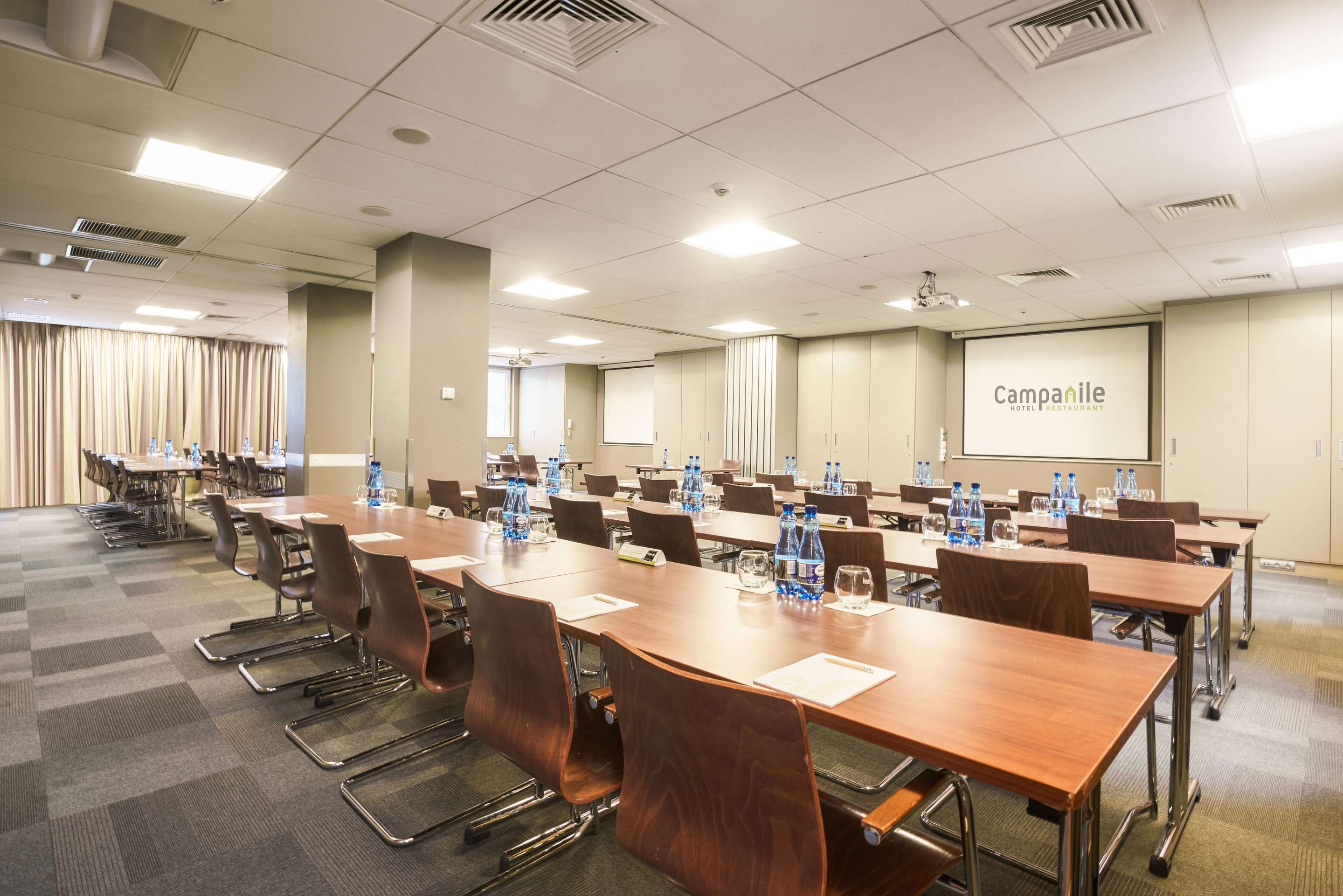 غرفة الاجتماعات