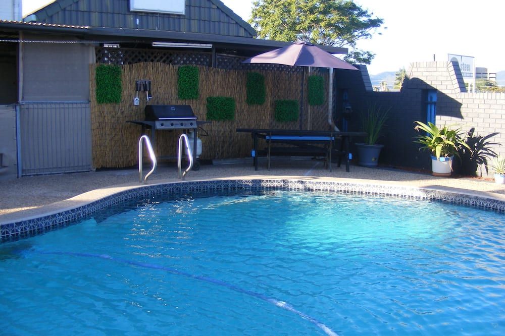 حوض السباحة