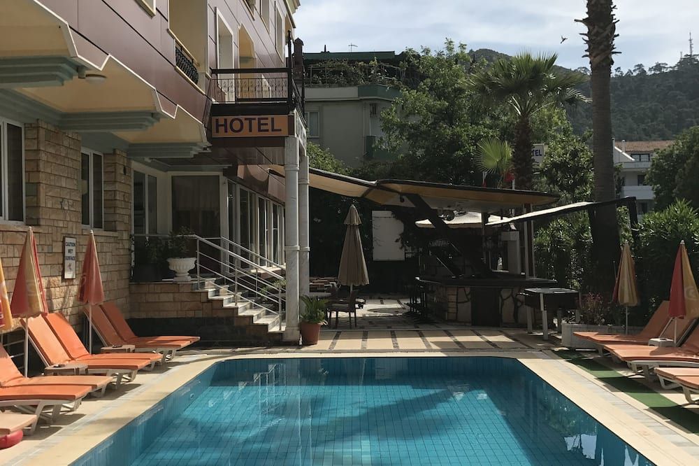 حوض السباحة