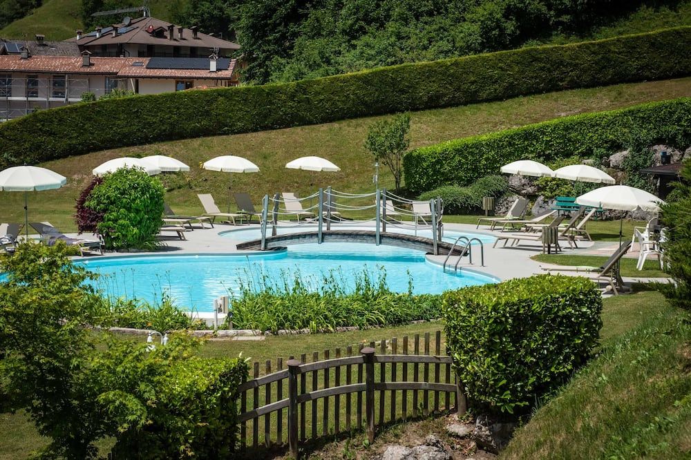 حوض السباحة