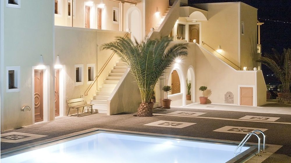 حوض السباحة