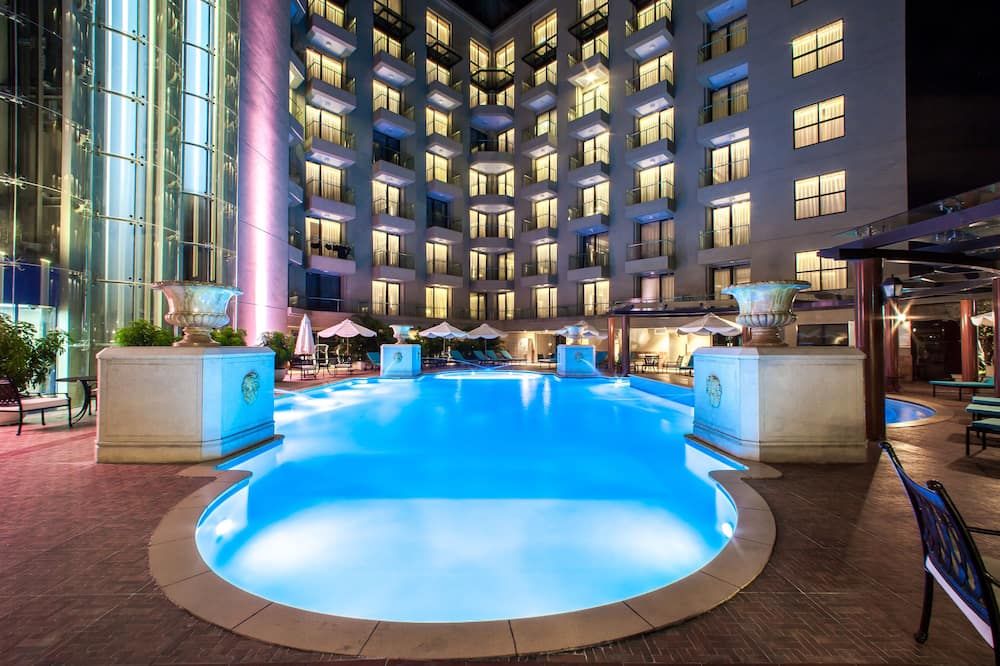 حوض السباحة