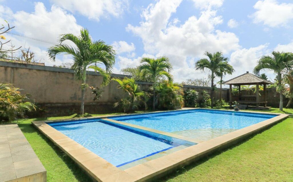 حوض السباحة