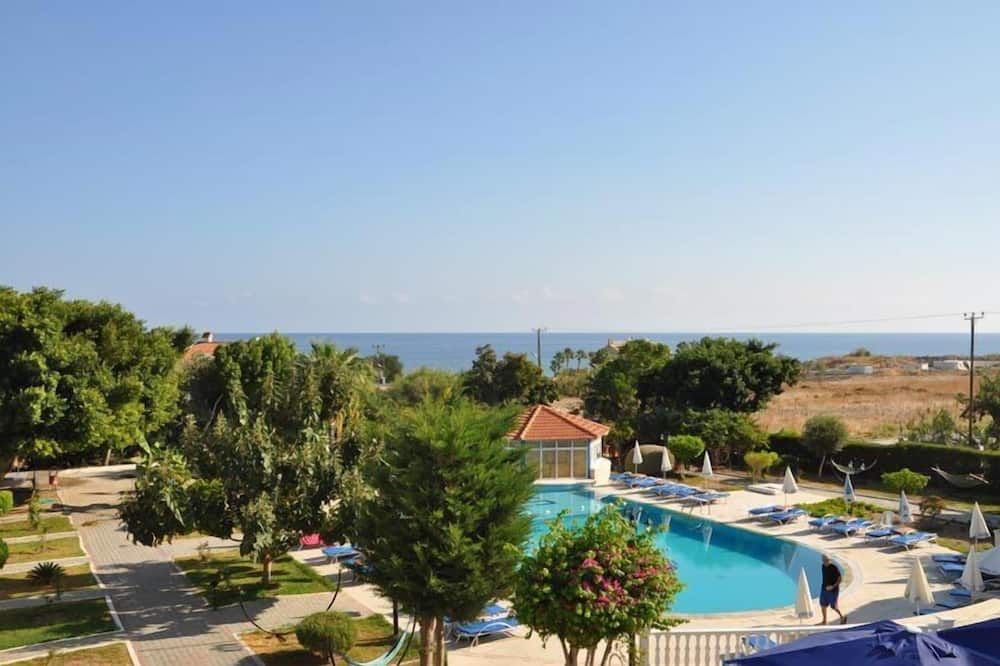 حوض السباحة