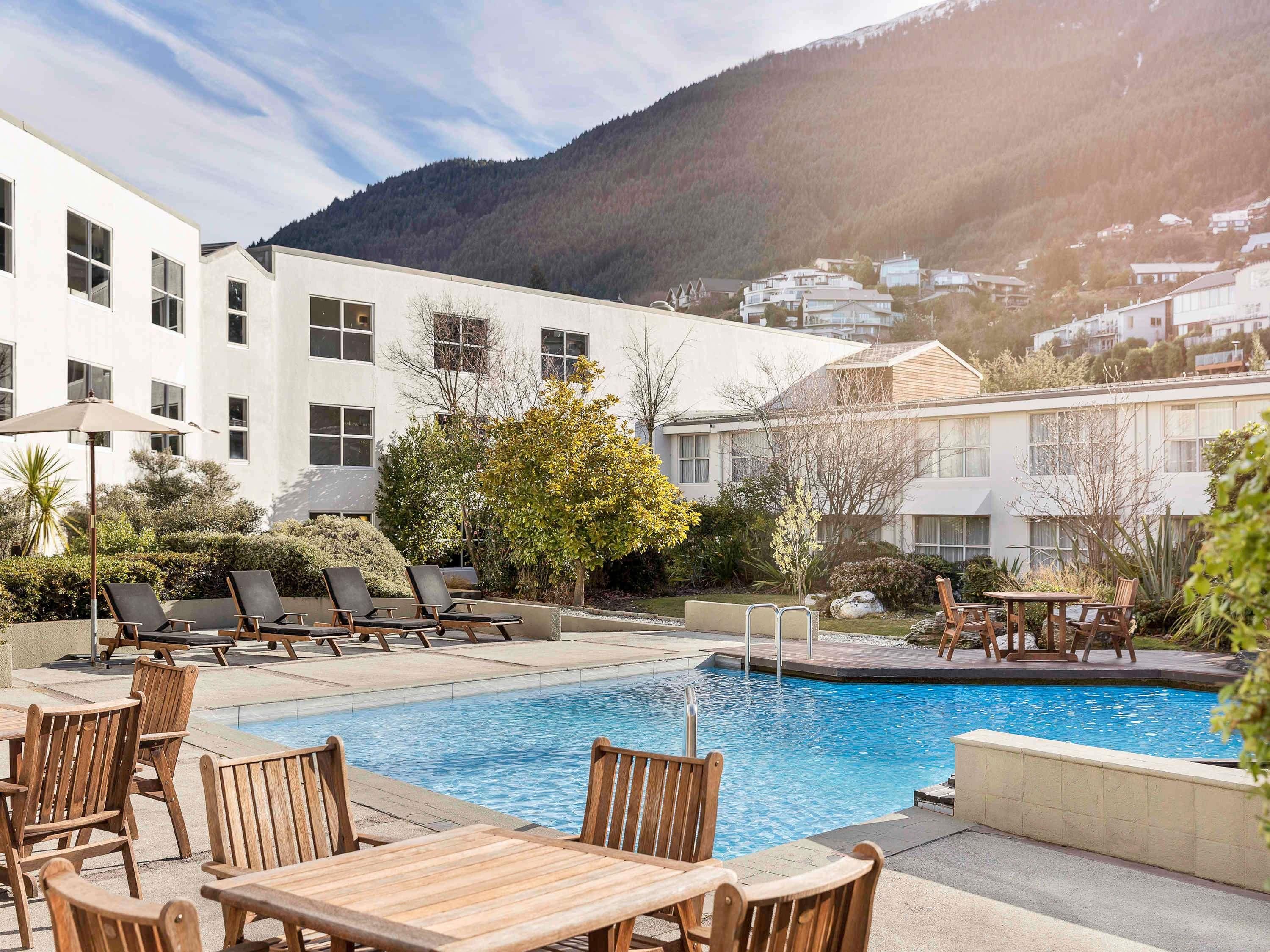 حوض السباحة