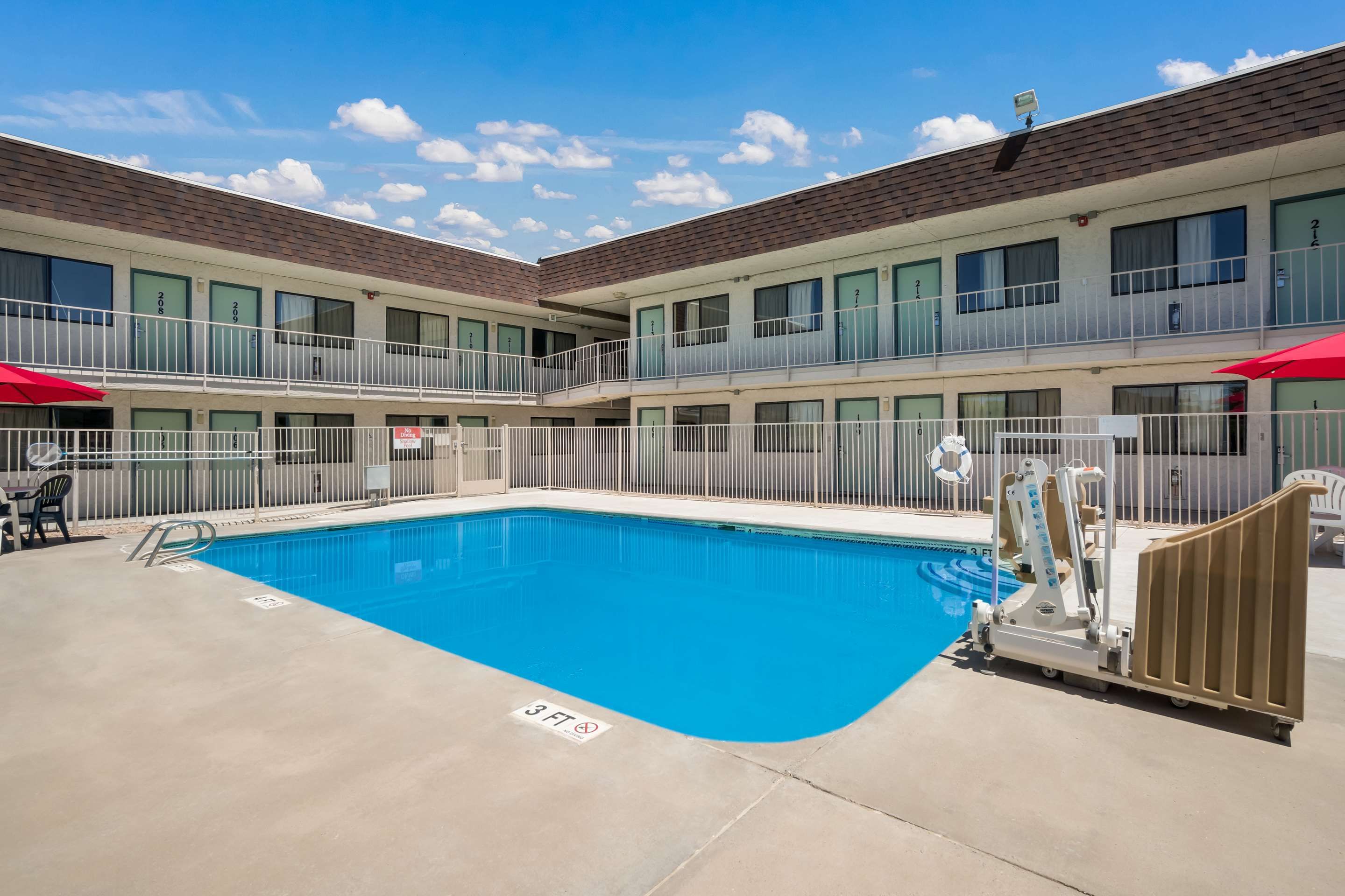 حوض السباحة