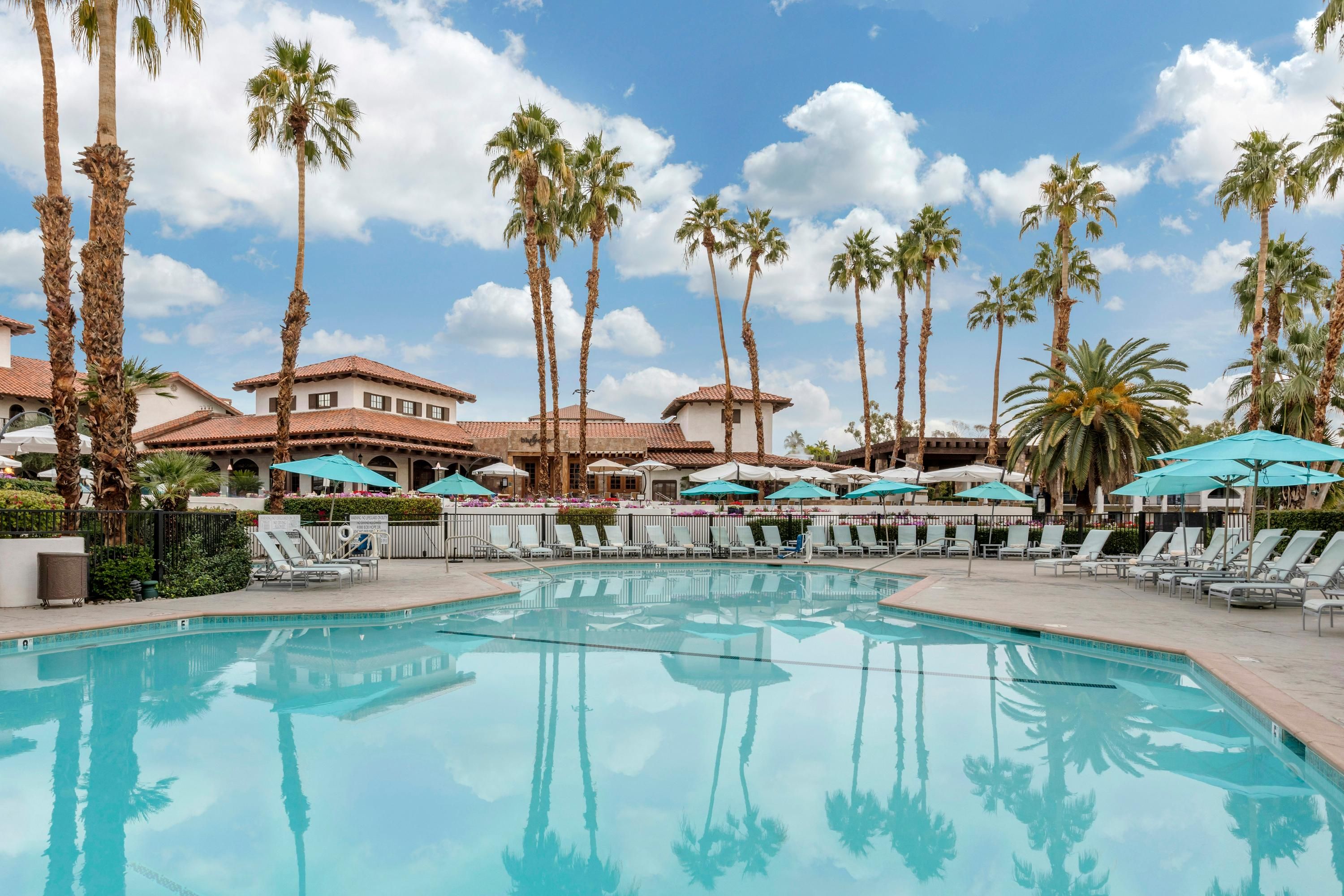 حوض السباحة