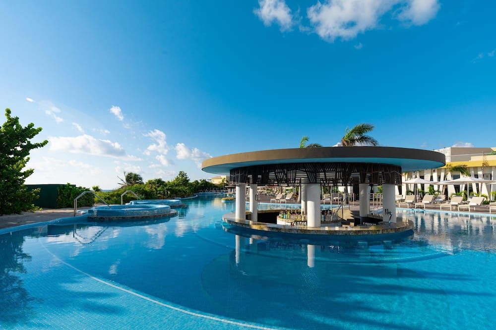 حوض السباحة