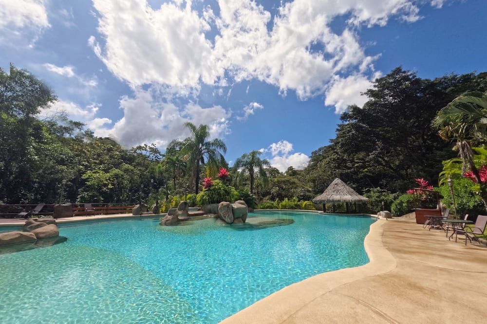 حوض السباحة صورة