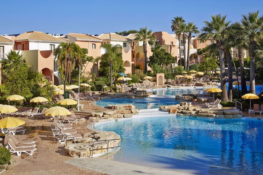 حوض السباحة