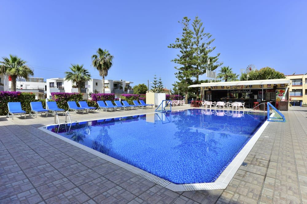 حوض السباحة