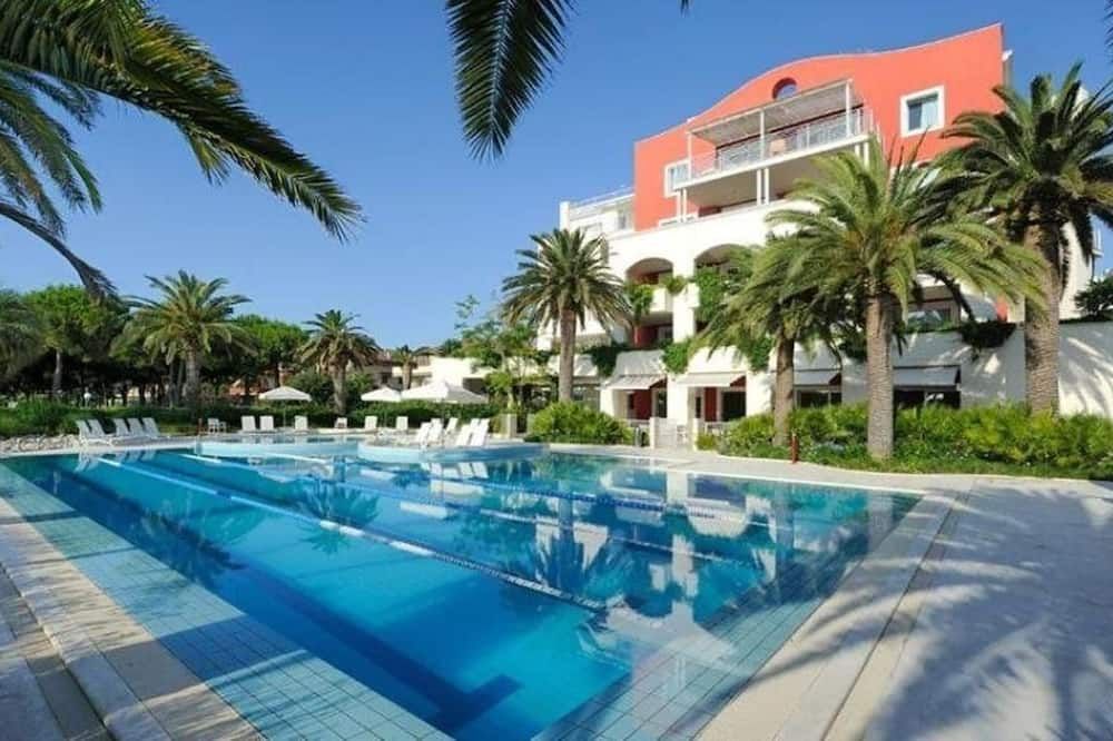 حوض السباحة