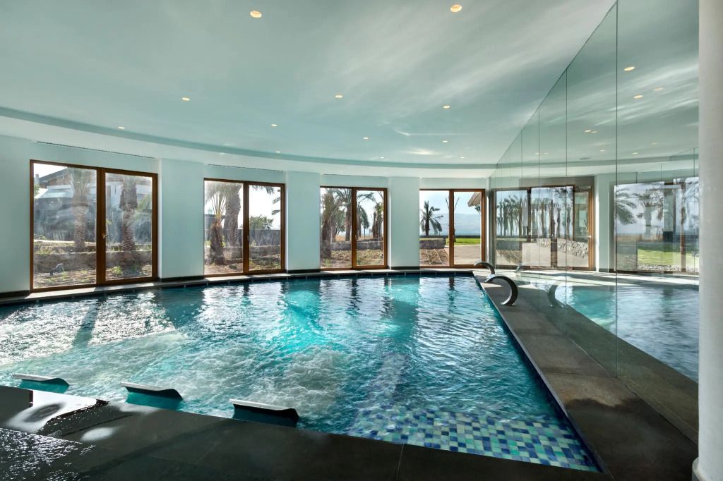 حوض السباحة