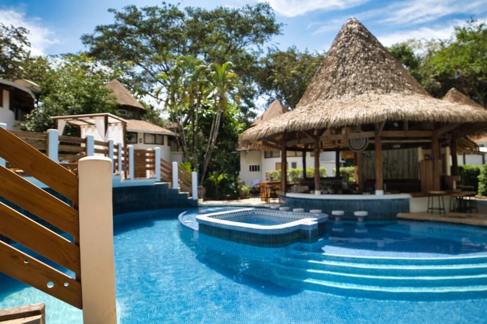 حوض السباحة