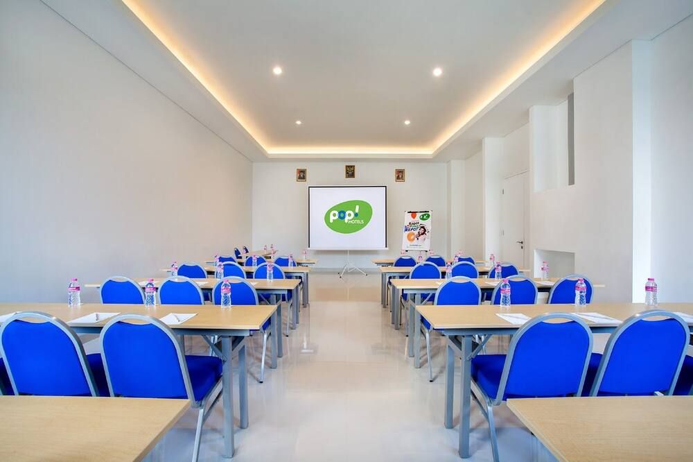 غرفة الاجتماعات